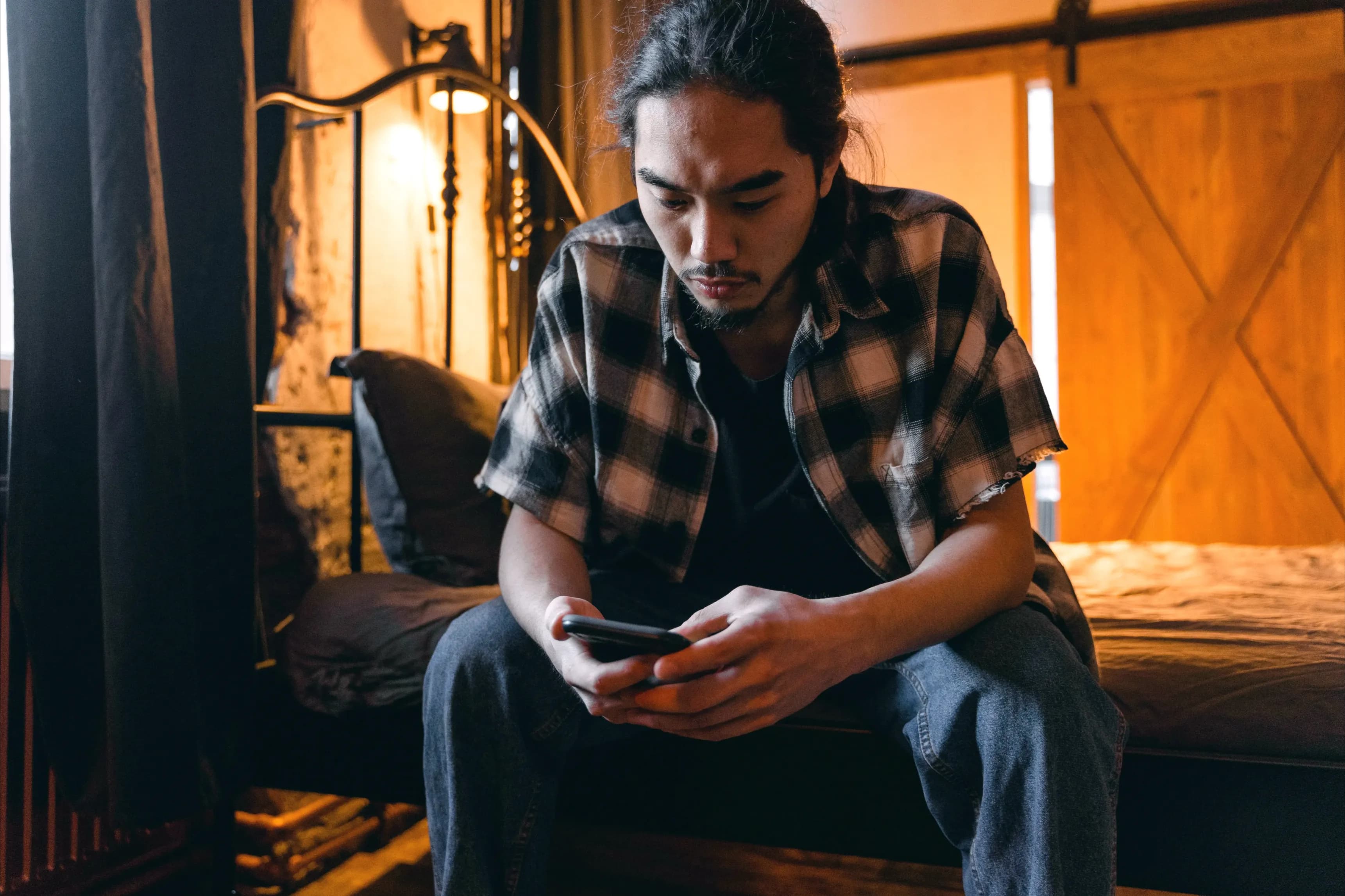 Person using Selfinvite app on their phone